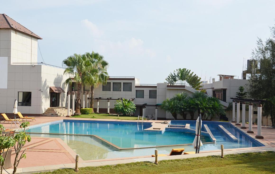 Cotton County Club And Resort Hubli Buitenkant foto