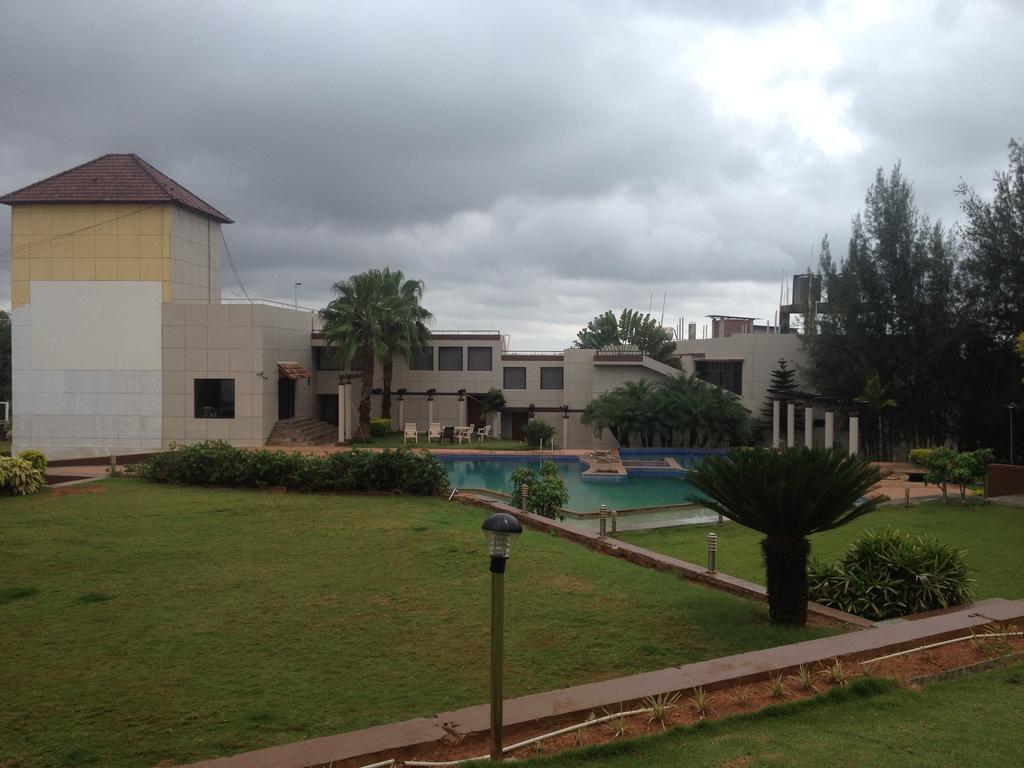 Cotton County Club And Resort Hubli Kamer foto