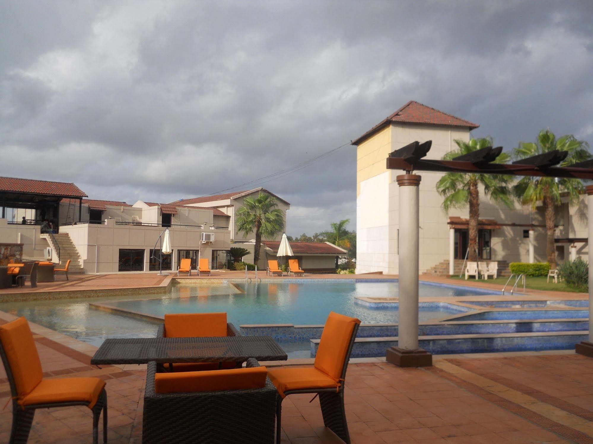 Cotton County Club And Resort Hubli Buitenkant foto