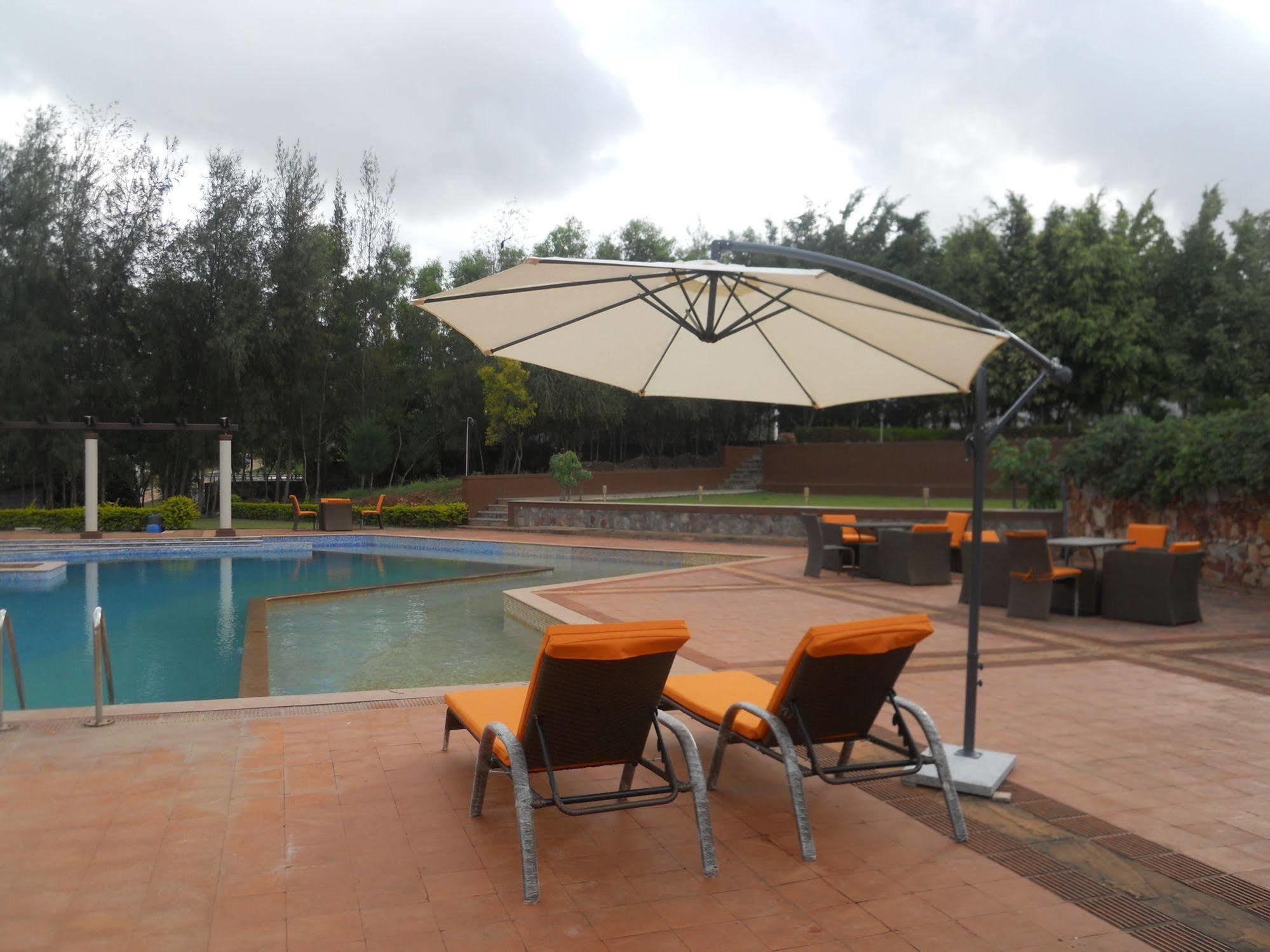 Cotton County Club And Resort Hubli Buitenkant foto
