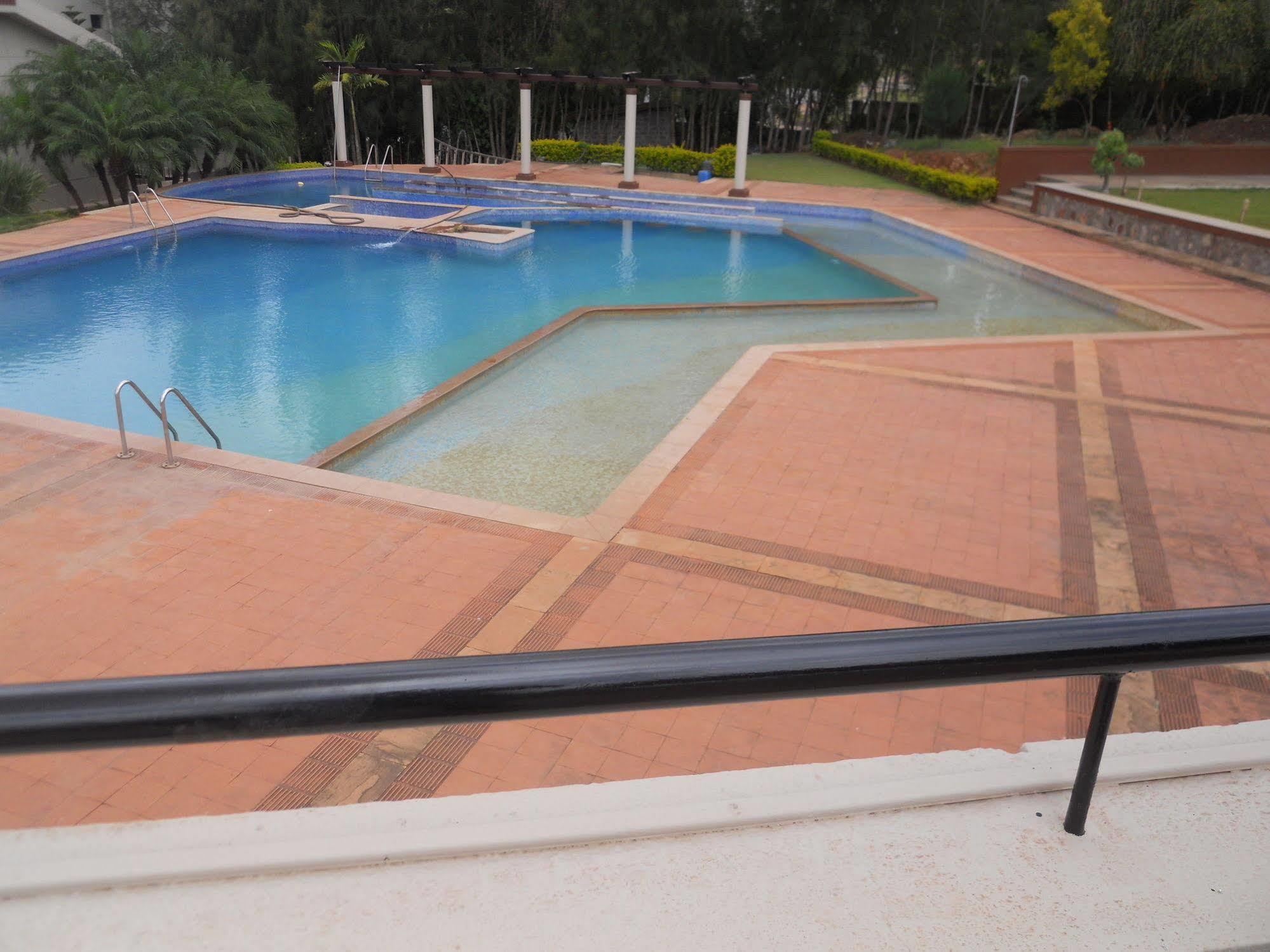 Cotton County Club And Resort Hubli Buitenkant foto