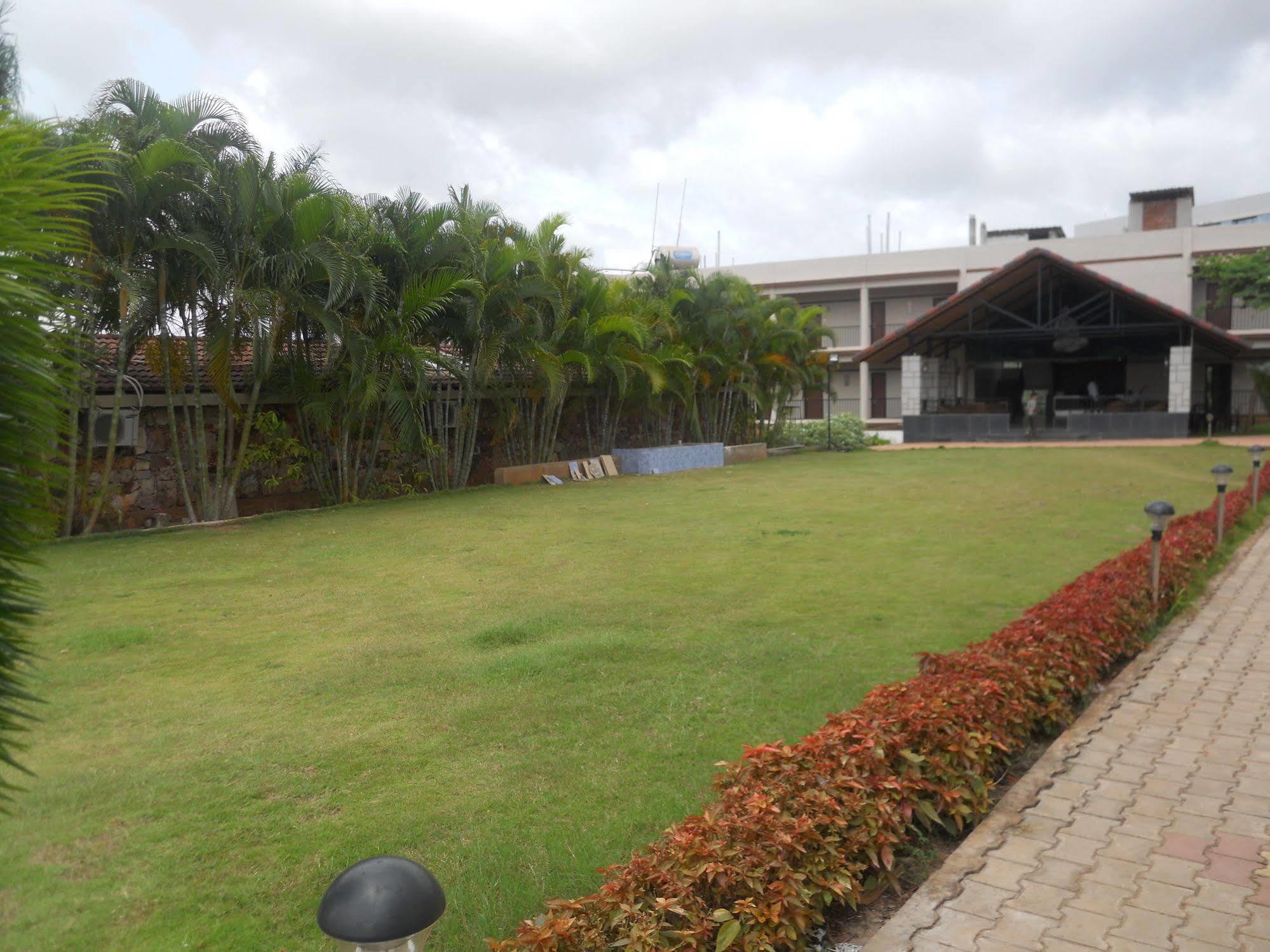 Cotton County Club And Resort Hubli Buitenkant foto