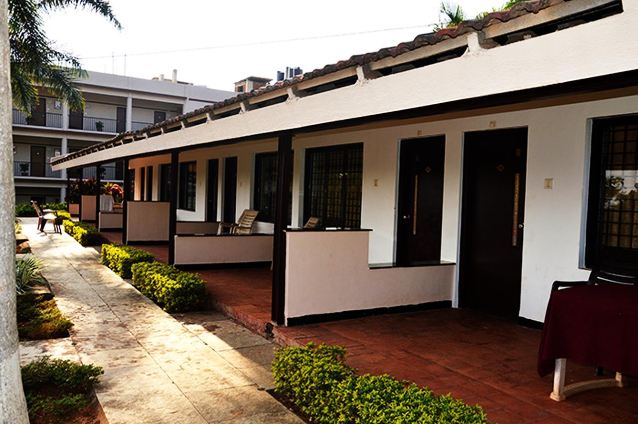 Cotton County Club And Resort Hubli Buitenkant foto