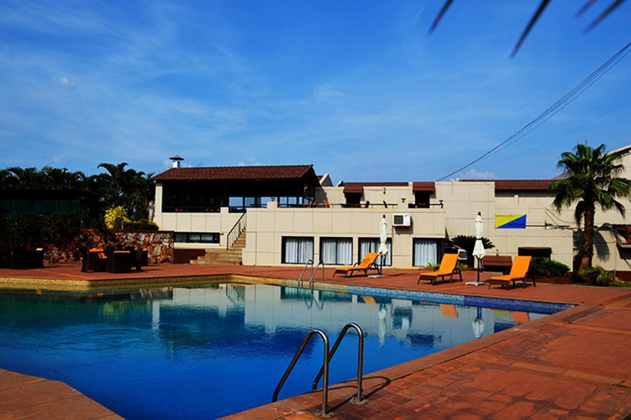 Cotton County Club And Resort Hubli Buitenkant foto