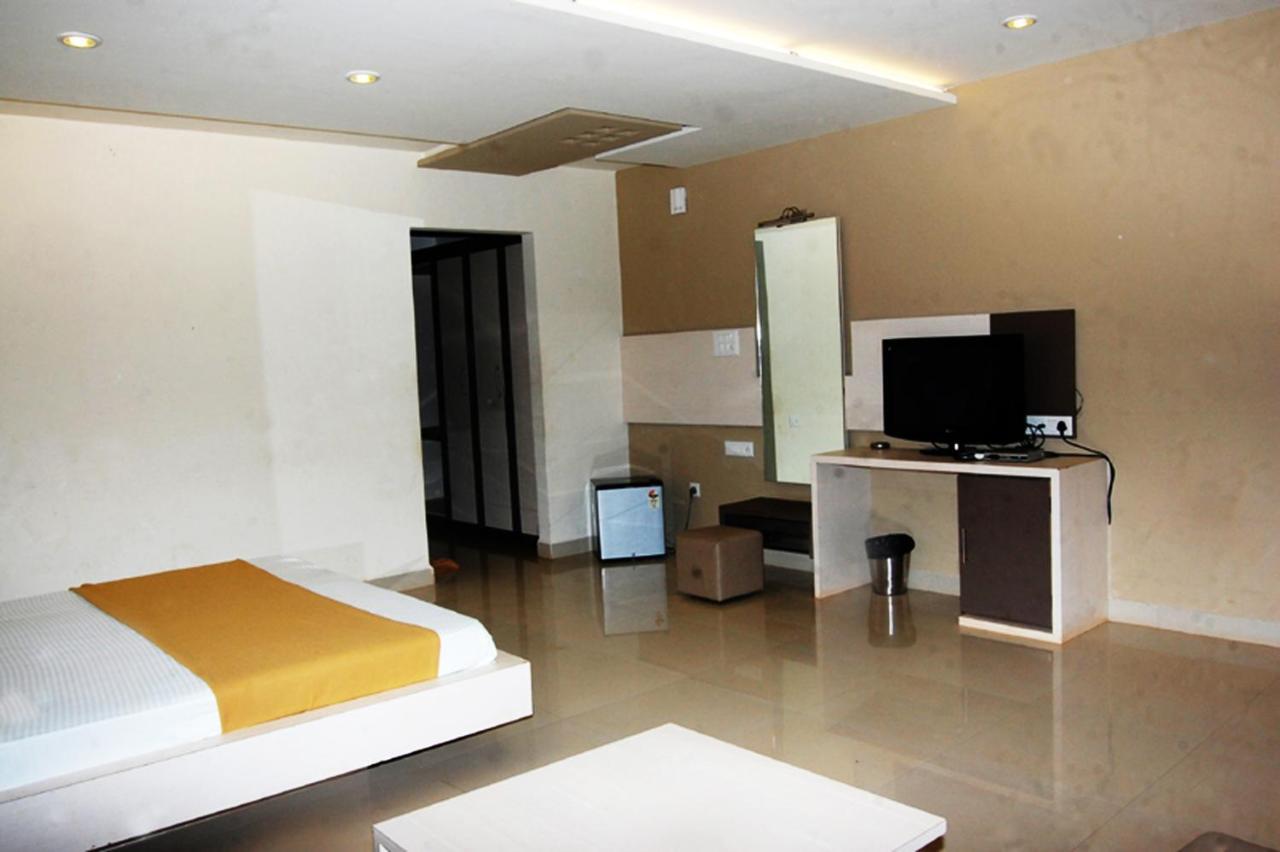 Cotton County Club And Resort Hubli Buitenkant foto