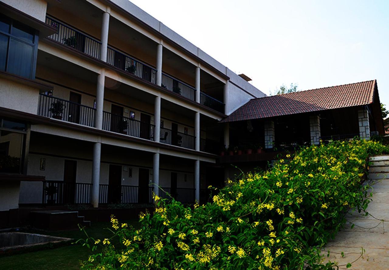 Cotton County Club And Resort Hubli Buitenkant foto