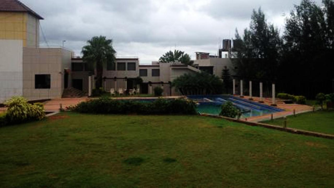 Cotton County Club And Resort Hubli Buitenkant foto